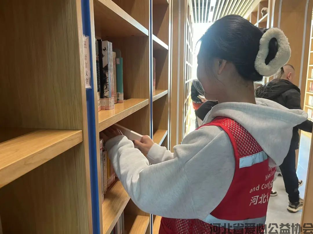 “书架整齐、灯光柔和、读者满意，就是我最好的成绩单。” —— 孟雨涵(图1)