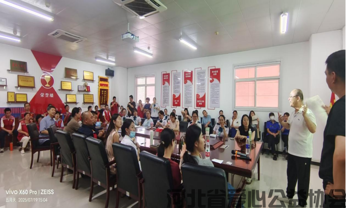 手语课堂开进火车站 | 70余人为无声旅客架起爱心桥(图2)