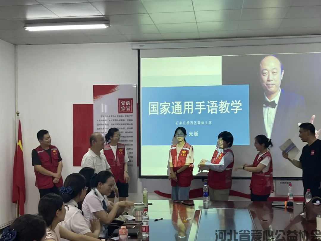 手语课堂开进火车站 | 70余人为无声旅客架起爱心桥(图3)